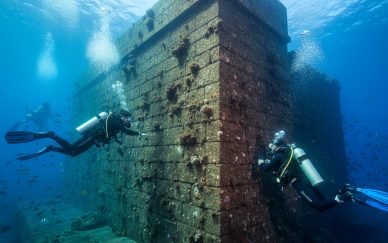 A Estrutura Impossível: Mergulhadores Revelam Muralha Monumental de 7.000 Anos Submersa na França